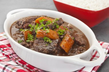 Kırmızı şarap Daube de Bouef Provencal içinde sığır eti güveç
