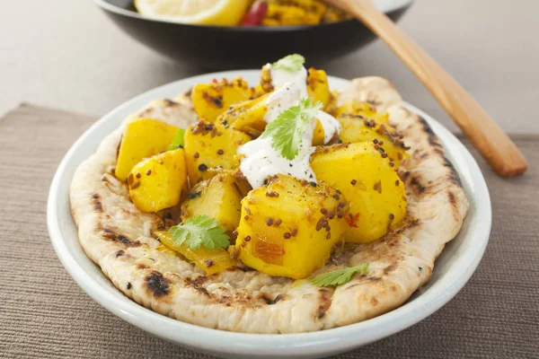 봄 베이 감자 카레 인도 음식 Naan 빵 — 스톡 사진