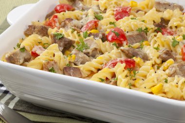 Artık rosto et ile makarna fırında