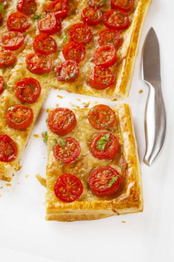 Beyaz üzerine domates Tart