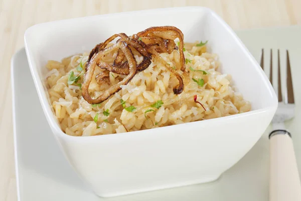 Risotto de cebolla en un tazón blanco — Foto de Stock