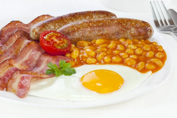 Англійський сніданок бекон яйце ковбаса боби томатний — стокове фото
