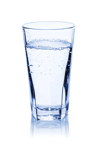 Glas av vatten på vitt — Stockfoto