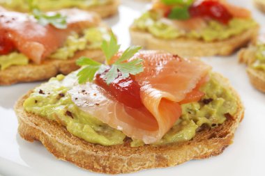 Bruschetta veya Crostini Guacamole, somon füme ve yangın R