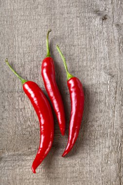 rustik zemin üzerine kırmızı biber