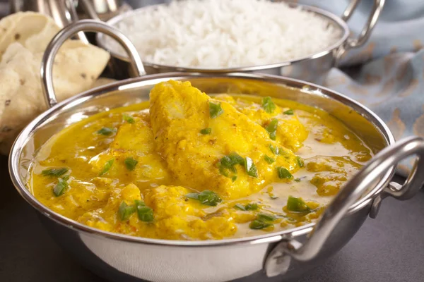 Curry de peixe e acompanhamentos — Fotografia de Stock