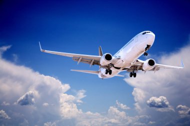Jet uçak fırtınalı gökyüzünde Aralık ile açılış