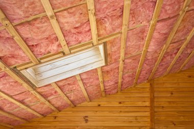 Pembe fiberglas çatı izolasyonu çatı eğimli