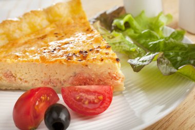 Dilim somon kiş ve salata plaka üzerinde