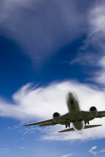 Αεροπλάνο που απογειώνεται σε δραματική βαθιά μπλε ουρανό του καλοκαιριού — Φωτογραφία Αρχείου