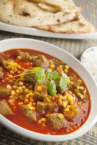 Curry de cordero del norte de la India con pan de Naan — Foto de Stock