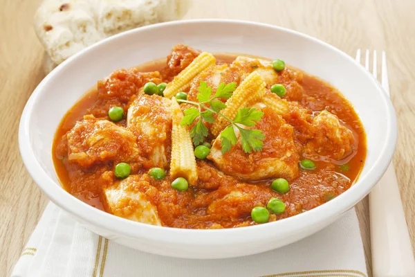 Guisado frango caçarola com ervilhas e milho doce do bebê — Fotografia de Stock