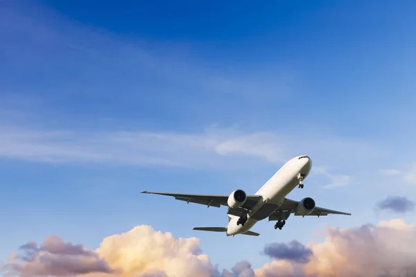 Airplane coming in to Land — Stock Photo, Image