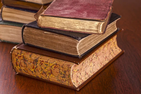 Livros antigos sobre fundo de madeira escura — Fotografia de Stock