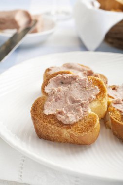 Ezme ve baget bir plaka üzerinde