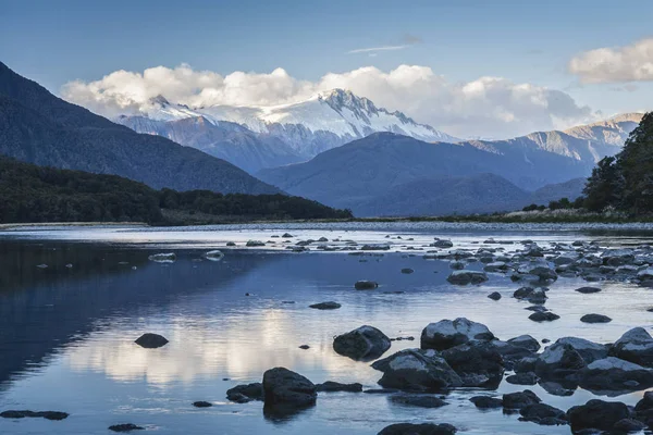 Rio Haast e Monte Hooker, Nova Zelândia — Fotografia de Stock