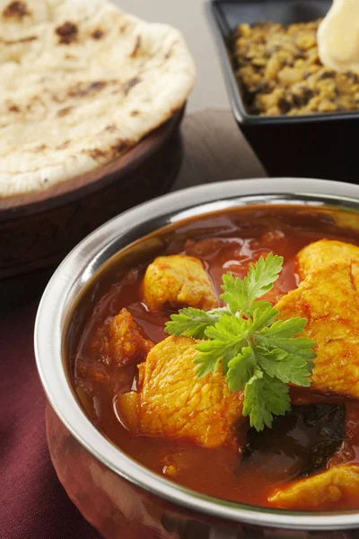 Madras Huhn indisches Curry Naan Brot Dhal dal Essen Mahlzeit — Stockfoto