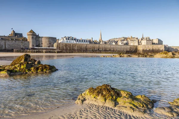 Tidig Morgonsol Gamla Franska Hamnen Malo Bretagne Frankrike — Stockfoto