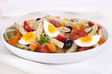 yumurta ile makarna salatası