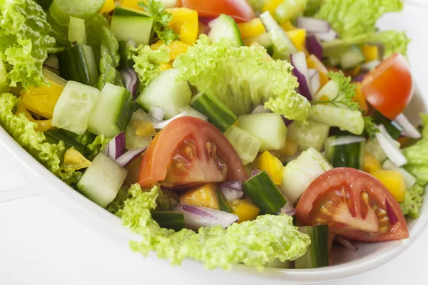 Frischer Salat auf weiß — Stockfoto