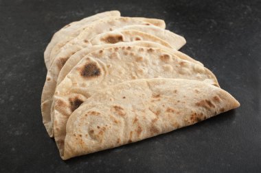 Karanlık bir arka plan üzerinde Hint Chapati