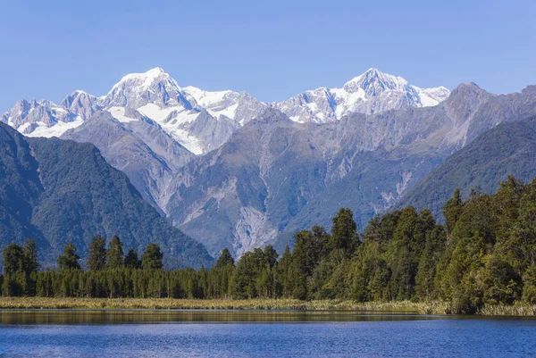 Aoraki or Mount Cook and Mount Tasman from Lake Matheson — Stock Photo, Image