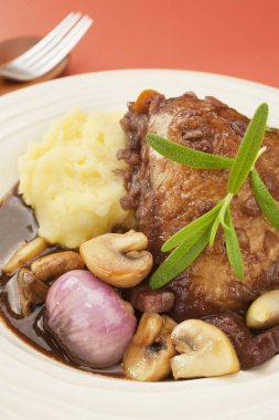 Şaraplı tavuk kırmızı şarap