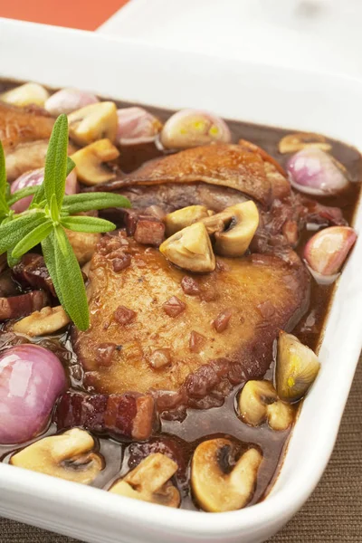 Coq au Vin Pollo en vino tinto —  Fotos de Stock