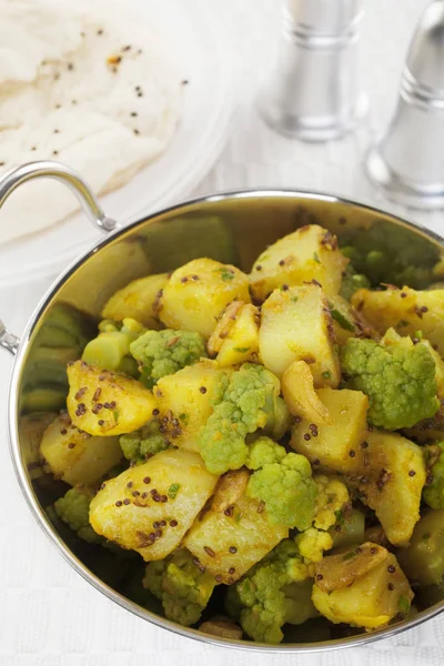 알루 Ghobi 콜리플라워 감자 카레 인도 채식 음식 식사 — 스톡 사진