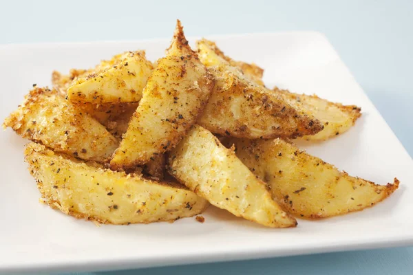 Patates dilimleri Cajun baharat ile