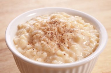 Sütlaç Hindistan cevizi içinde bireysel bir ramekin serpilir.