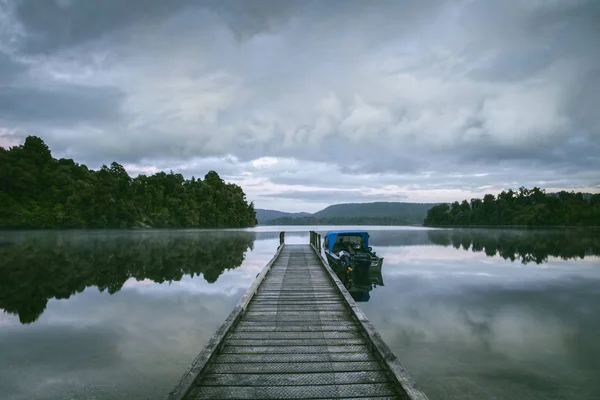 Εκρέουσες λίμνη Mapourika Νέα Ζηλανδία — Φωτογραφία Αρχείου