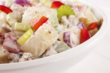 Beyaz üzerine patates salatası