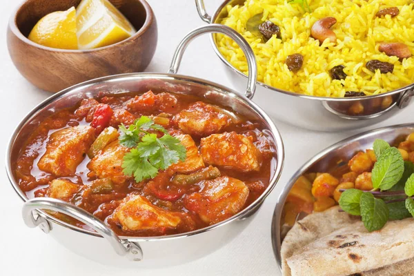 Hühnerjalfrezi Curry und gelber Reispillau — Stockfoto