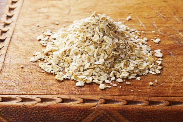 Avena en una vieja tabla de madera —  Fotos de Stock