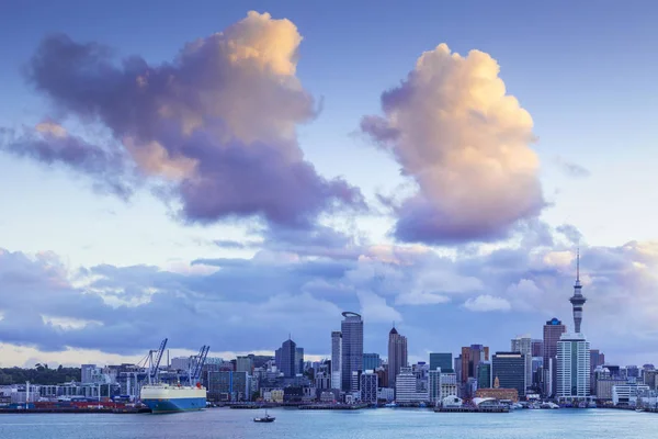 Auckland Skyline con nubes dramáticas —  Fotos de Stock