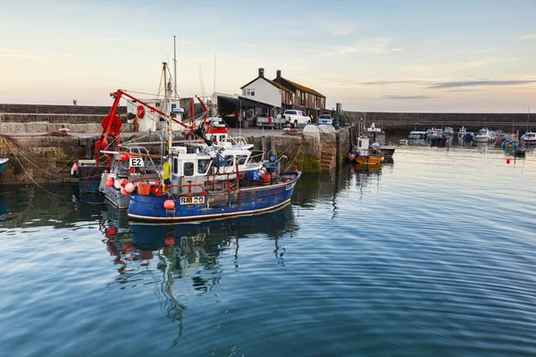 Balıkçı tekneleri Lyme Regis Harbour — Stok fotoğraf