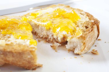 Marmelat beyaz tabakta gevrek ekmek.