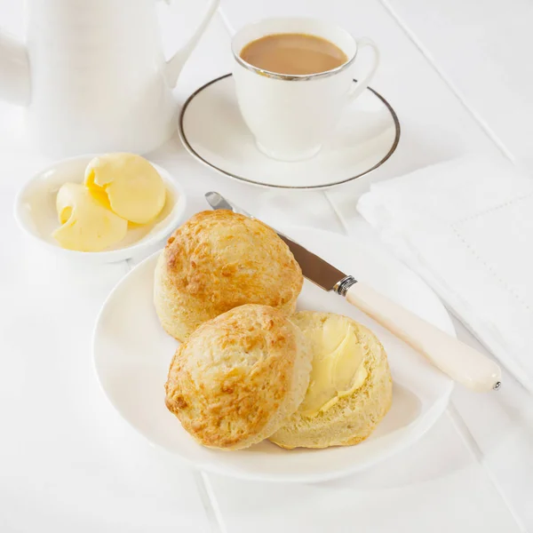 Scones de queijo e chá — Fotografia de Stock