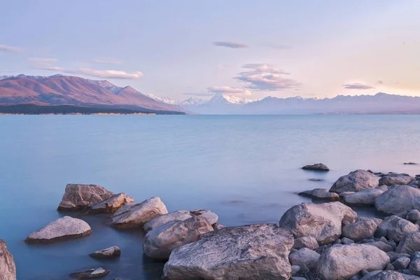 Jezero pukaki a mount cook, Nový Zéland. — Stock fotografie