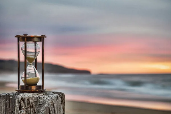 Ampulheta na praia — Fotografia de Stock