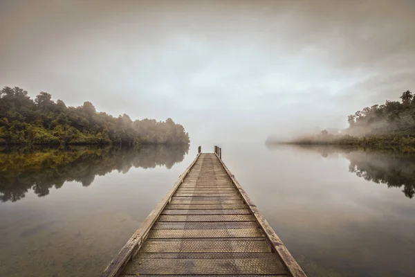 Sakin göl ve Misty Dawn — Stok fotoğraf