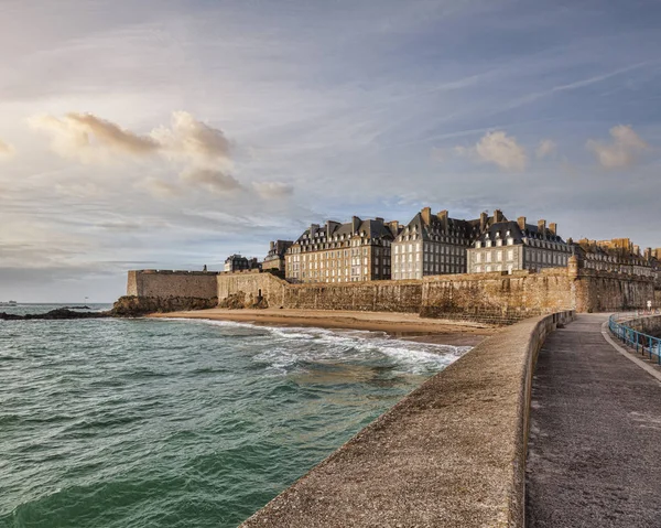 Saint-Malo Pier och Town — Stockfoto