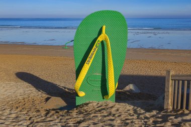 Büyük Flip Flop duş Fistral Beach Newquay Cornwall İngiltere'de