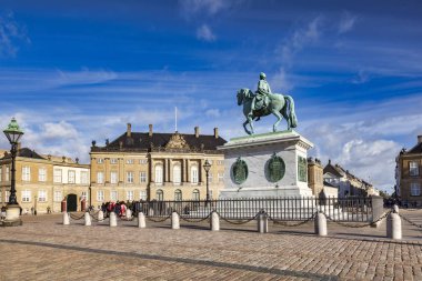 23 Eylül 2018: Copenhagen, Danimarka - Amalienborg Sarayı ve Meydanı ve Kral Frederik V atlı heykeli güneşli bir sonbahar.