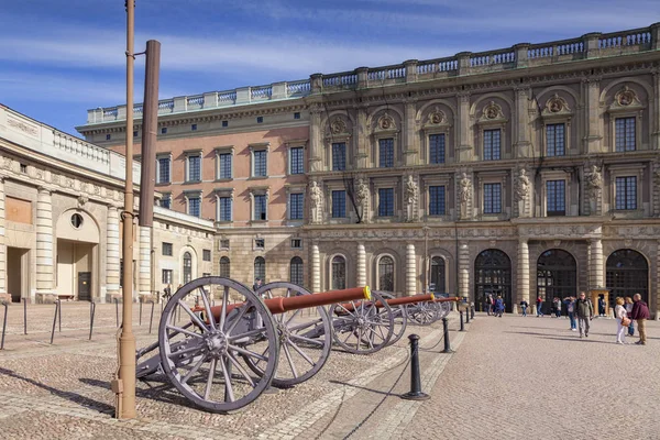 Armas de campo do palácio real de Estocolmo — Fotografia de Stock