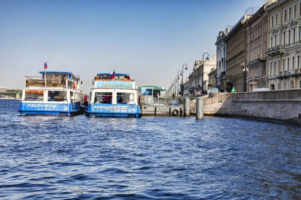 Tour Barche sul fiume Neva, San Pietroburgo, Russia — Foto Stock