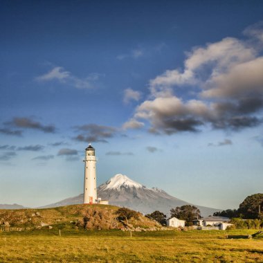 Mount Taranaki ve Cape Egmont deniz feneri