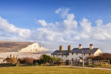 Yedi kız kardeş ve sahil güvenlik Cottages Sussex İngiltere'de