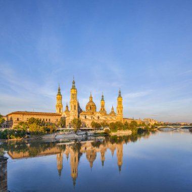 Nehir bazilika, Zaragoza, İspanya, mükemmel yansıma.